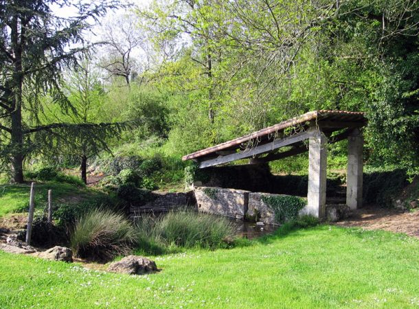 Lavoir creusé avec marre d'eau sur la commune de La Crèche