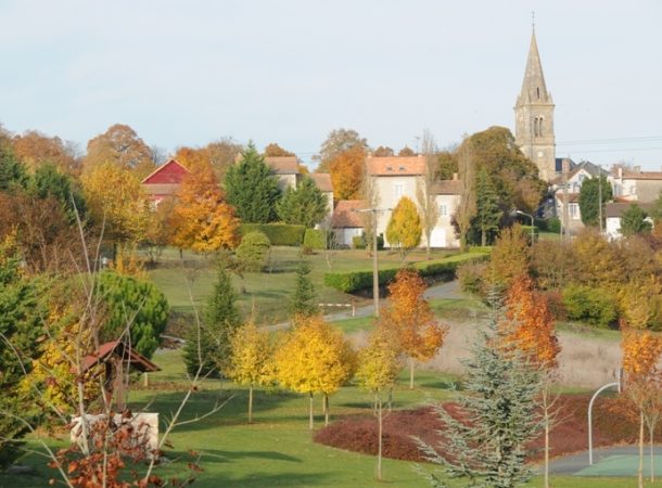 Vue automnale sur le parc de la commune de Montamisé