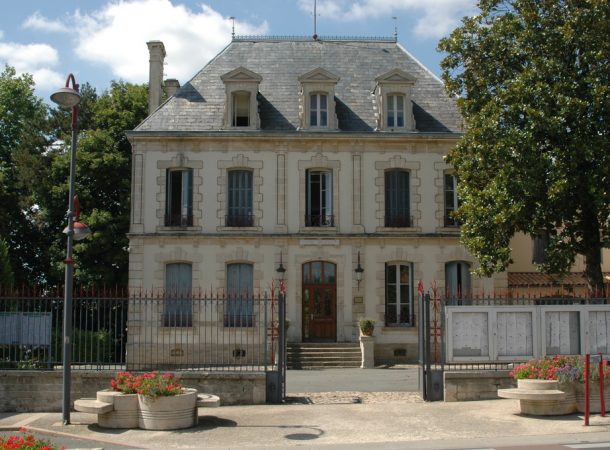Grande bâtisse à façade blanche représentant la mairie de La Crèche