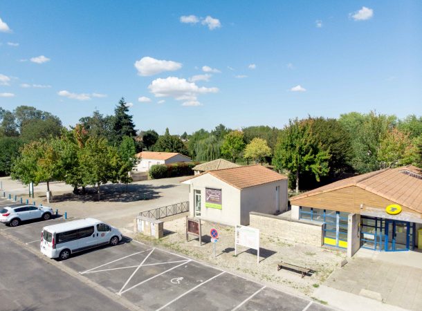 Vue en hauteur de la place des commerce de Mougon