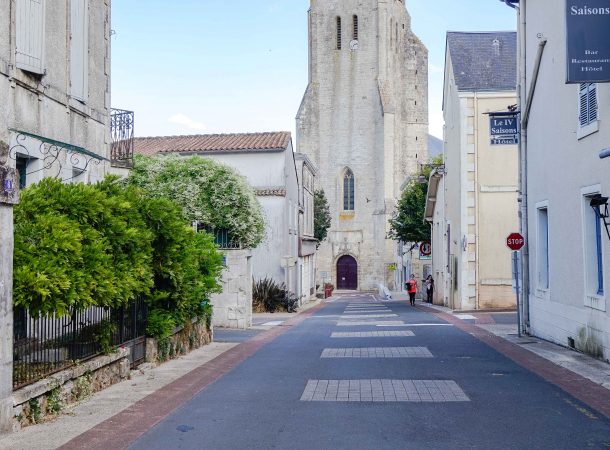 Rue donnant accès et vue sur l'Abbaye Royale de Celles
