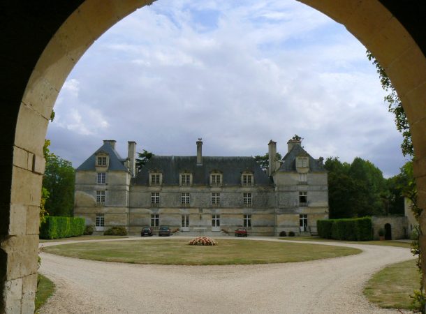 Vue sur la façade du Château de la Taillée