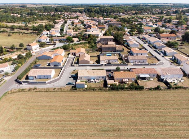 Vue aérienne de pavillons en lotissement