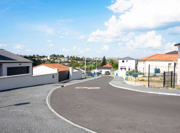 Allée de circulation d'un lotissement avec pavillons construits