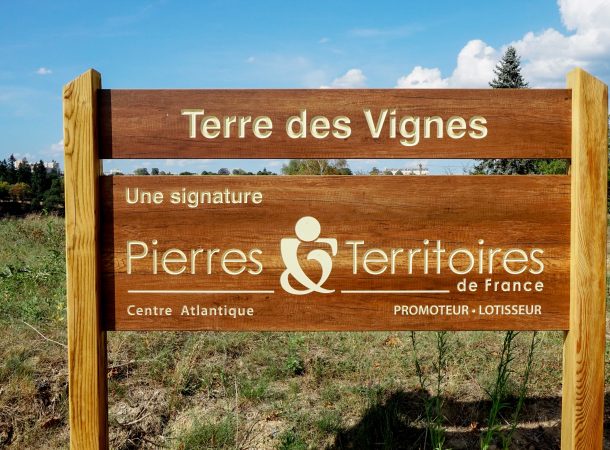 Panneau signalétique en bois du lotissement Terre de Vignes