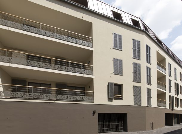 Vue sur la façade d'une résidence neuve réalisée par PTFCA