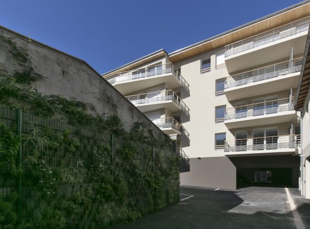 Présence d'un mur végétal à l'entrée d'un parking