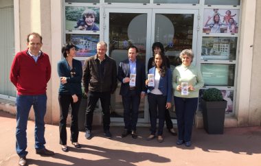 Équipe de Pierres et Territoires de France Centre Atlantique devant une des agences