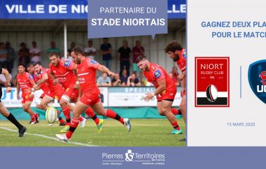 Joueurs de rugby du Stade Niortais en plein match portant un maillot rouge
