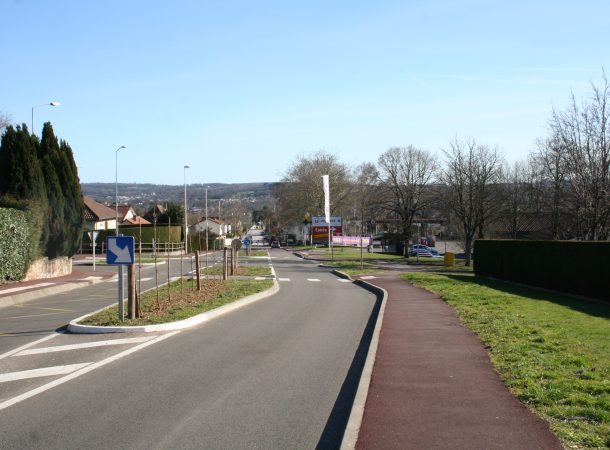 Route en pente de la ville de Isle