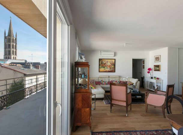 Vue salon et terrasse d'un appartement neuf à Limoges
