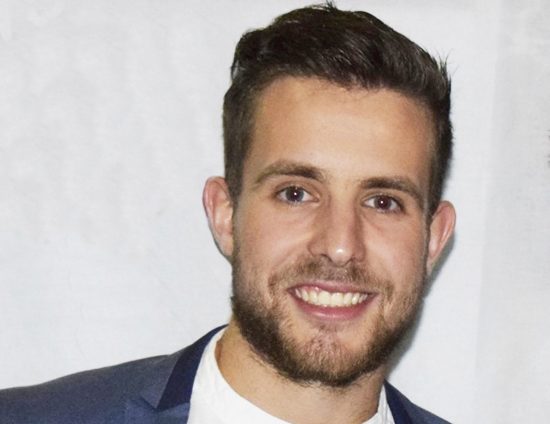Jeune homme souriant
