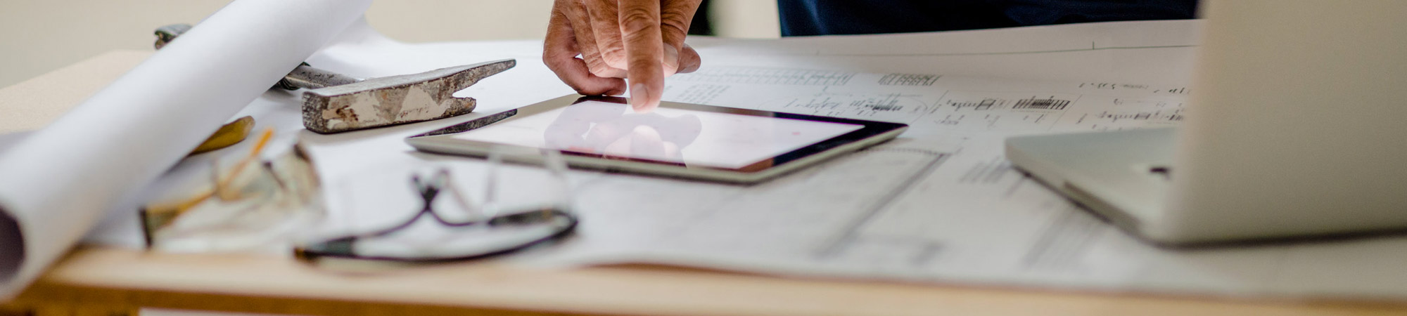 Une main touchant une tablette tactile