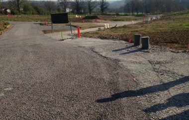 Route goudronnée dont les travaux sont finis