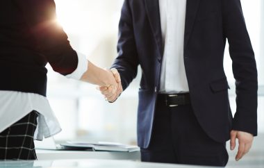 Deux personnes se serrent la main