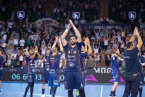 Applaudissement des joueurs du Limoges Handball Club sur un terrain