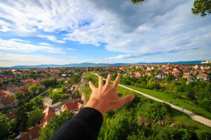 main tendue au-dessus d'un paysage verdoyant