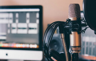 un micro, un casque et un ordinateur avec un montage vidéo